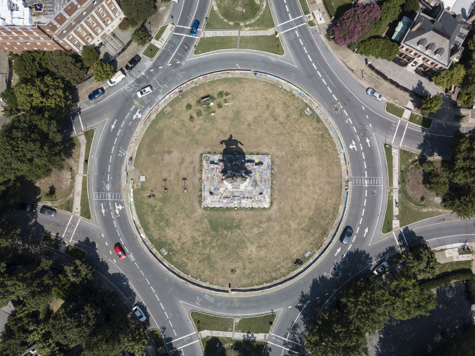 Aerial photo of Robert E. Lee statue on Monument Avenue